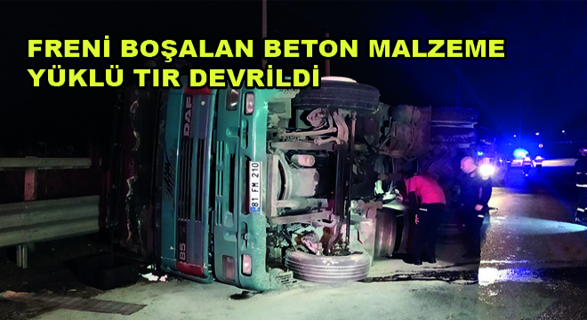 Freni Boşalan Beton Malzeme Yüklü Tır Devrildi