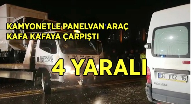 Kamyonetle Panelvan Araç Kafa Kafaya Çarpıştı