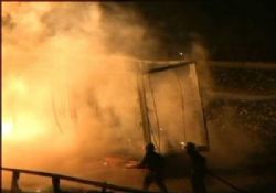 Parfüm dolu TIR alev alev yandı