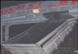 Damperi açık kamyonu üstgeçit durdurdu!