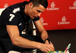 C. RONALDO VE PELE, EMIRATES'LE BİRLEŞİYOR 