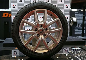 Bridgestone Patlasa da Yol Alabilen Lastiklerini Sergiledi