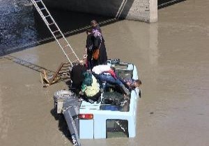 Yolcu Minibüsü Yeşilırmak'a Uçtu: 14 Yaralı