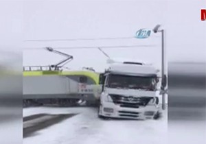 Tren TIR'a Böyle Çarptı