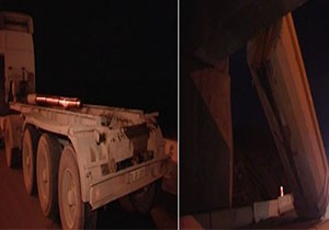 Seyir halindeki TIR’ın damperi köprüde asılı kaldı