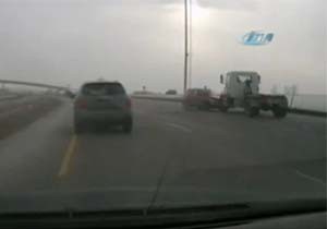 Lastiği Patlayan Cip Kamyona Çarptı