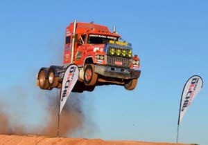 Hız tutkunlarının son sürat eğlencesi kamyonlarla devam ediyor.	