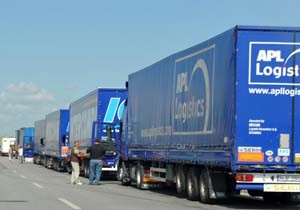 Gürcistan-Rusya Sınırında Bekletilen TIR'ların Azerbaycan Üzerinden Geçişlerinin Sağlanacak