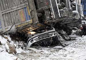 Alçı Yüklü TIR Otomobilin Üzerine Devrildi: 2 Ölü