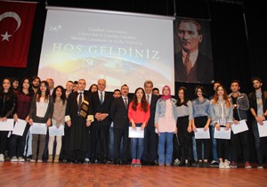 İstanbul Üniversitesi Açılış Töreni'nde 20 Öğrenciye Burs Belgelerini Verdi