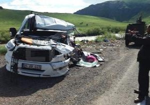 Ağrı'da TIR İle Kamyonet Çarpıştı: 1 Ölü, 1 Yaralı