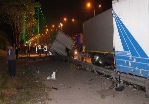 TIR Emniyet Şeridinde Bekleyen İki Kamyona Çarptı: 3 Yaralı