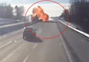 Bariyerler Çarpan TIR Alev Topuna Döndü