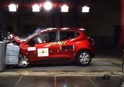 YENİ CLIO'YA EURONCAP'TEN BEŞ YILDIZ: BÜYÜK BİR OTOMOBİLDEKİ HER ŞEYE SAHİP