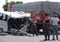 İşçi servisi TIR'a çarptı: 4 ölü, 13 yaralı