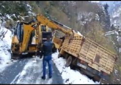 Artvin’de kamyon kurtarma operasyonu