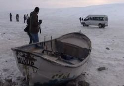 Donan göl üzerinde otomobillerle şov yaptılar