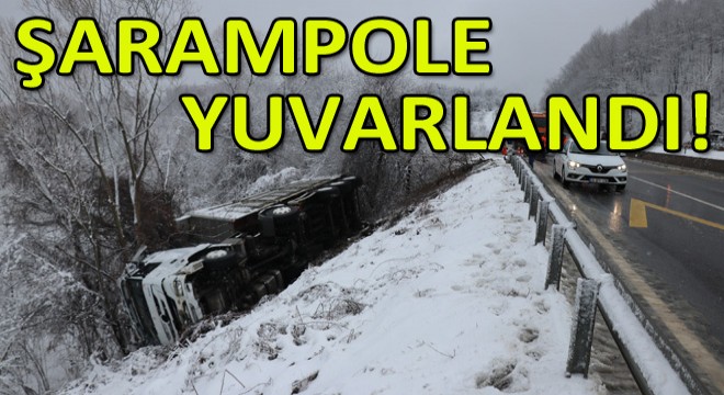 Düzce’de, Kaygan Yolda Kontrolden Çıkan Kamyon Şarampole Yuvarlandı
