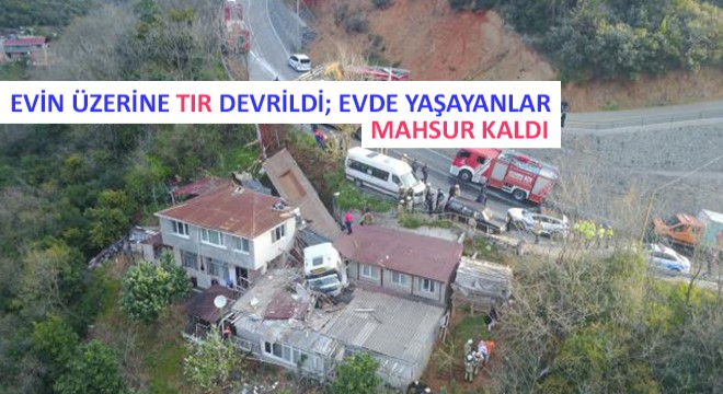 Evin Üzerine Tır Devrildi; Evde Yaşayanlar Mahsur Kaldı