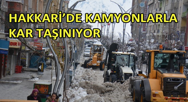 Hakkari'de Kamyonlarla Kar Taşınıyor
