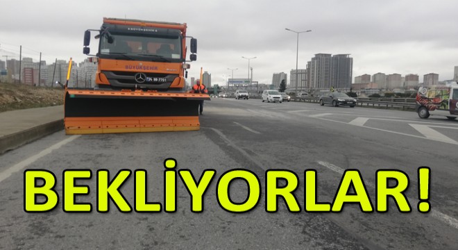 İstanbul'da Kar Küreme Araçları Yollara Çıktı!