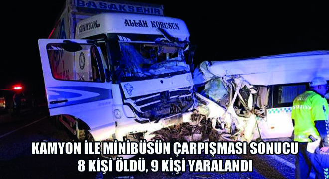 Kamyon ile Minibüsün Çarpışması Sonucu 8 Kişi Öldü, 9 Kişi Yaralandı