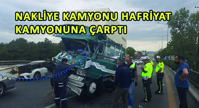 Nakliye Kamyonu Hafriyat Kamyonuna Çarptı