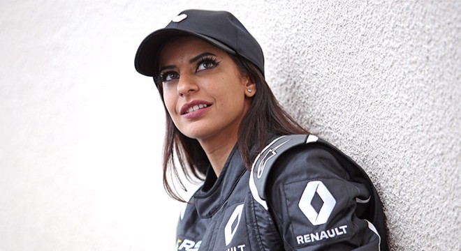 Renault F1 Otomobilinde Suudi Bir Kadın Sürücü