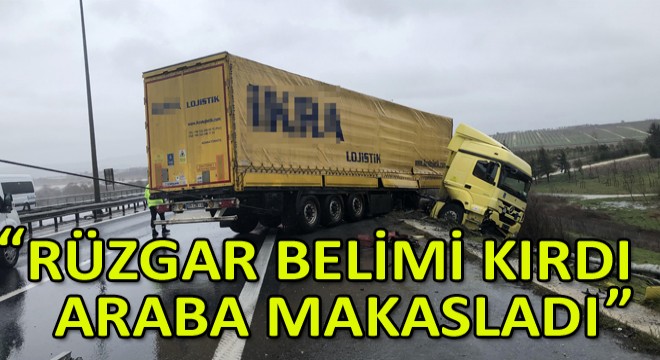 TEM Otoyolu'nda Tır Rüzgarın Etkisiyle Bariyerlere Çarptı