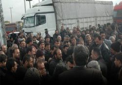 Kamyoncular TEM'i trafiğe kapadılar