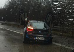 BMW i8 test sürüşünde paramparça!