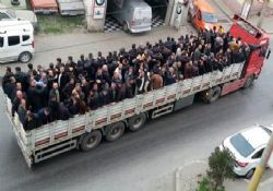 TIR'ın dorsesinde eyleme gittiler