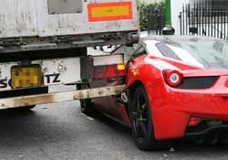 Kamyonet Ferrari'ye Çarptı