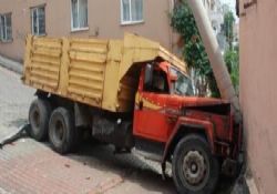 Freni Boşalan Kamyon Duvara Çarparak Durdu 