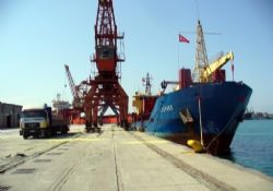 İSKENDERUN LİMANI'NA İKİ VİNÇ GELDİ