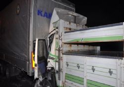 TIR'a arkadan çarpan kamyonun sürücüsünü itfaiye bir saatte kurtardı