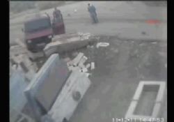 Kamyonetin altında kalan çocuk öyle bir şey yaptı ki..