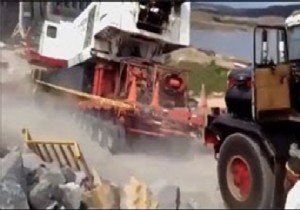 Taşınmaya Çalışılan Dev Yük Yolda Devriliyor