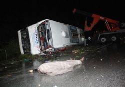 Mersin'de yolcu otobüsü devrildi: 1 ölü, 16 yaralı