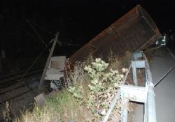    Kamyon, tren yoluna düştü