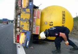 Çekiciden ayrılan amonyak yüklü tanker devrildi