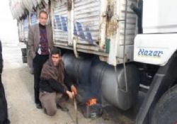 Tehlikeye aldırış etmeden, araç depolarını ateşle ısıtıyorlar