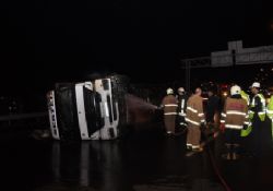 Lastiği patlayınca devrilen TIR alev alev yandı