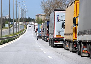 Türk TIR'ları Yolda Kaldı
